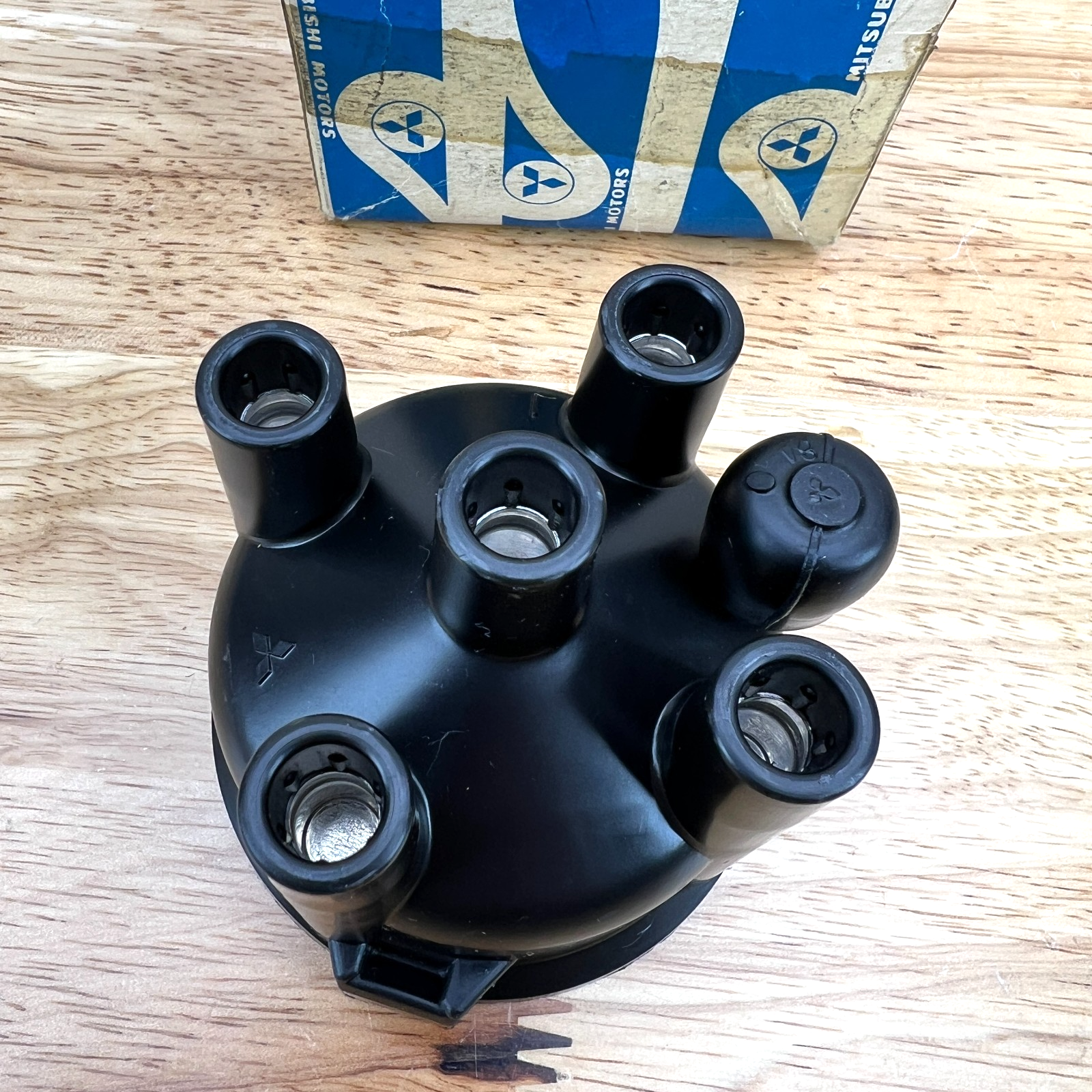 NOS Distributor Cap 1981-1992 Mitsubishi Galant 1985-1991 Lancer OEM MD607597 - Image 8
